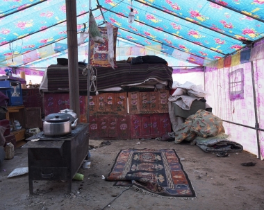 Marrigje de Maar, Qinghai - Mado, Tibetaanse tent met vloerkleed